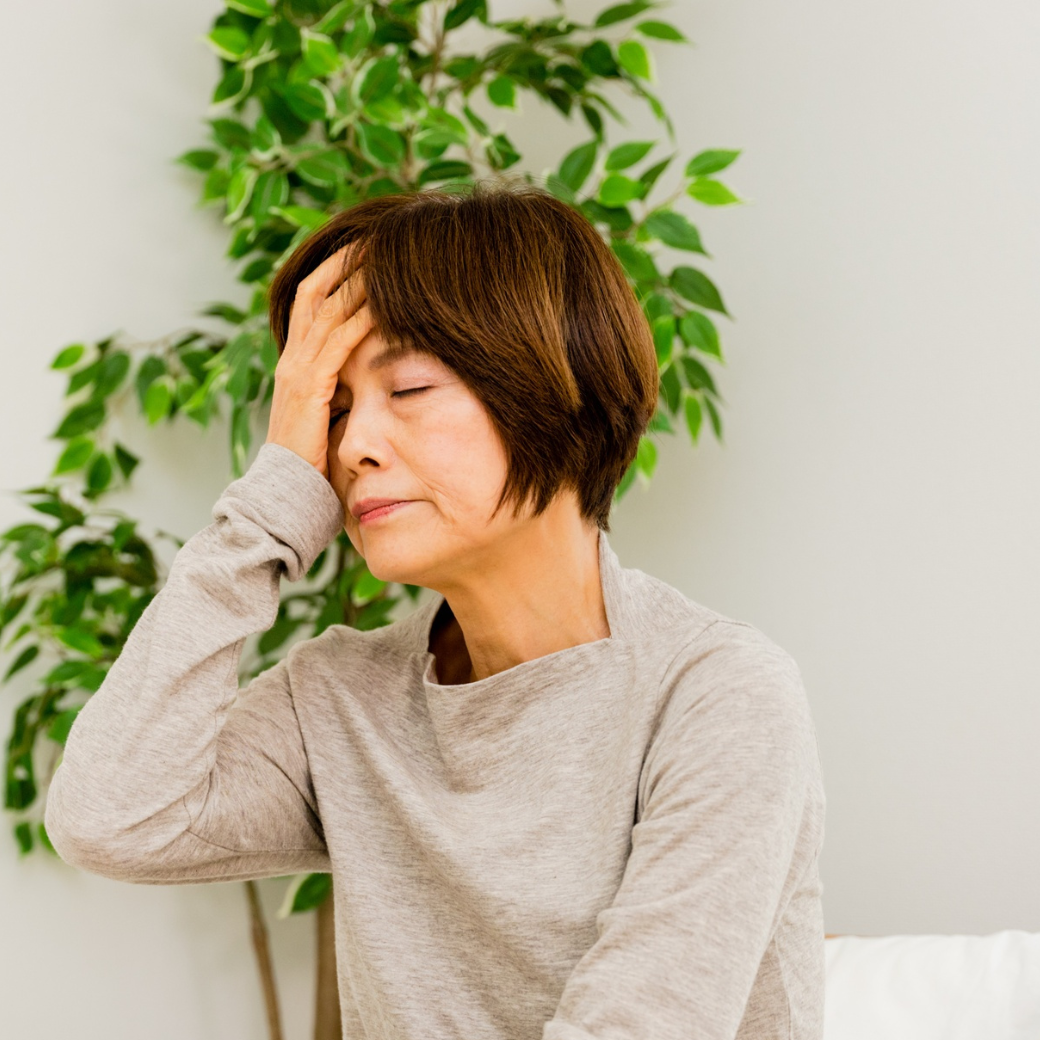 外壁塗装の見積もりで不安を感じる女性